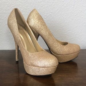 7.5 Gold Sparkle Pumps